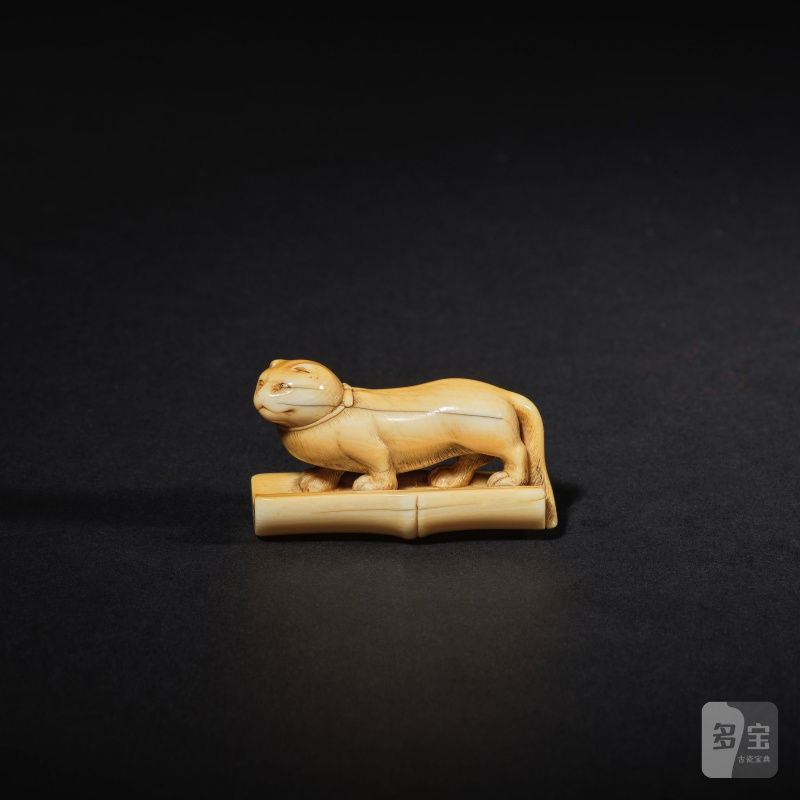 象牙彫根付 半割竹に猫 無銘 19世紀前期 | NETSUKE EN IVOIRE REPRÉSENTANT UN CHAT DOMESTIQUE